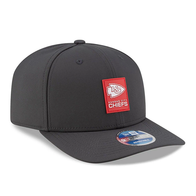 Kansas City Chiefs NFL New Era Men Charcoal 9Seventy 2025 Sideline Stretch Snapback product image 4, provided for visual